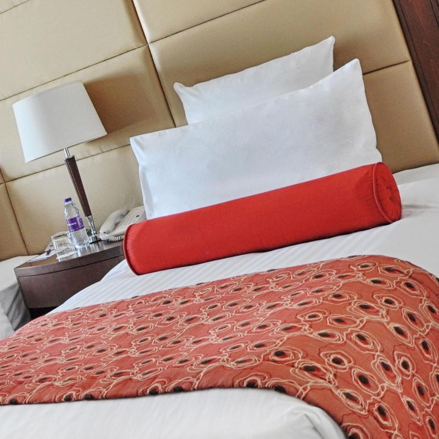 Park Regis Kris Kin Hotel Dubái Exterior foto A bolster pillow