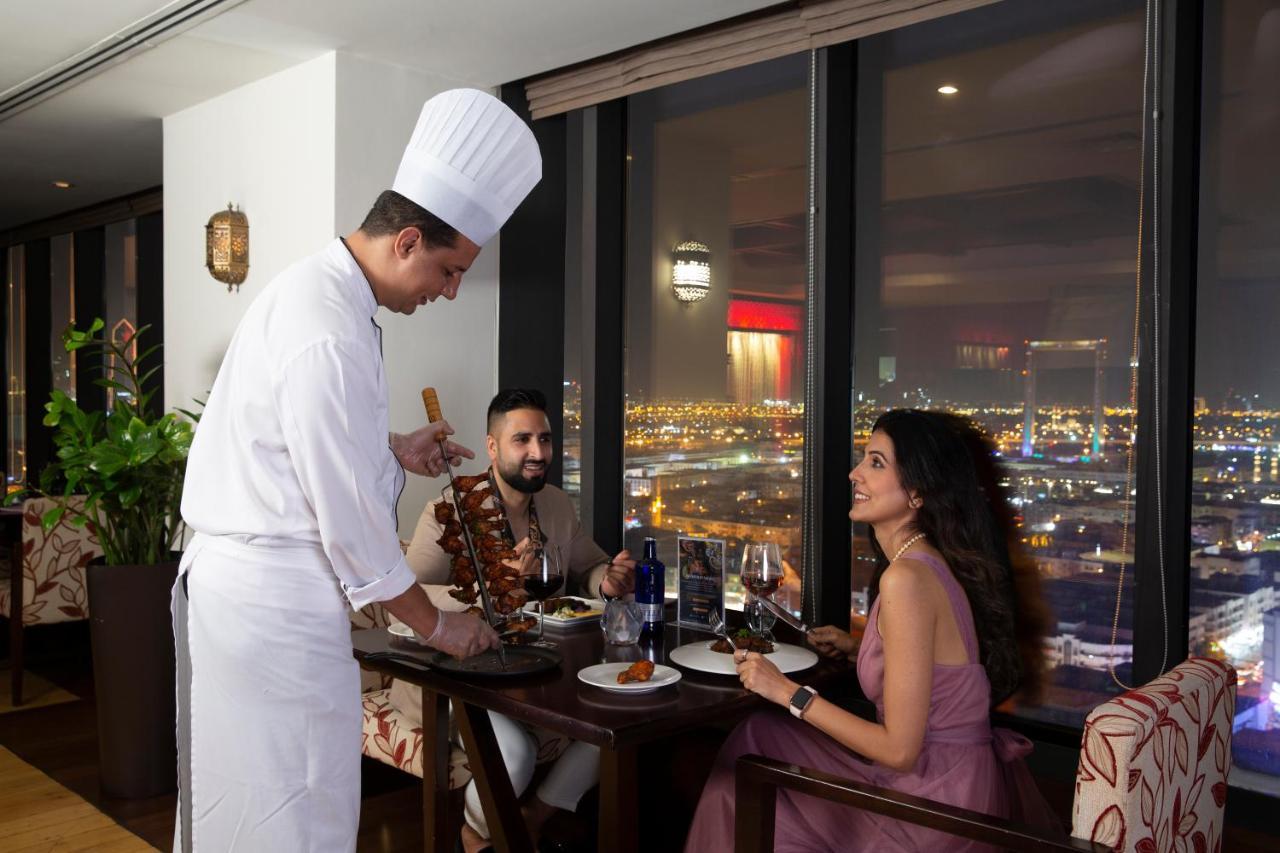 Park Regis Kris Kin Hotel Dubái Exterior foto A chef serves food at a restaurant