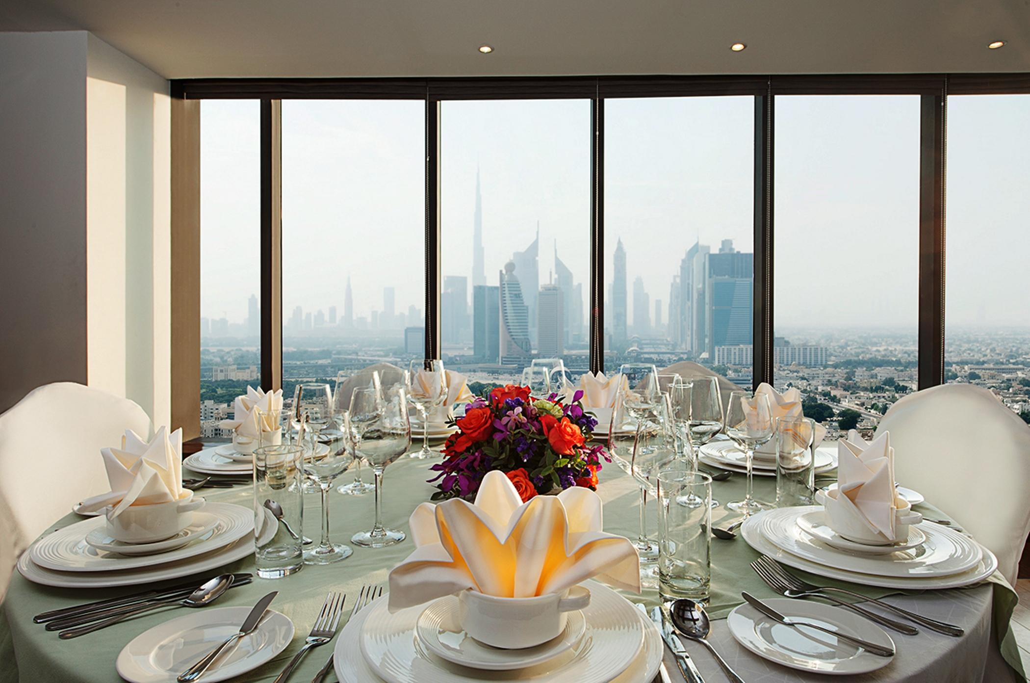 Park Regis Kris Kin Hotel Dubái Exterior foto A table set for a formal dinner