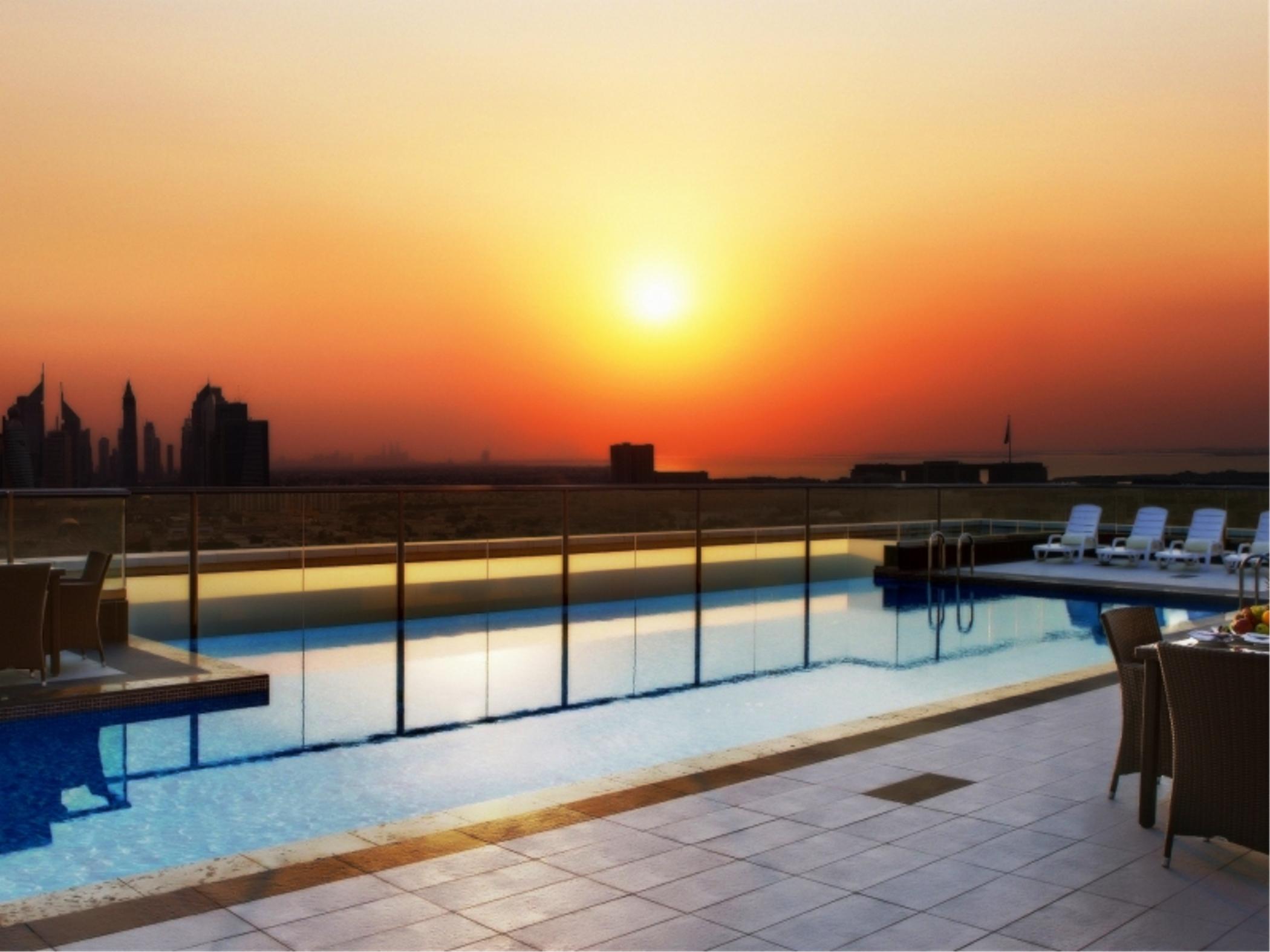 Park Regis Kris Kin Hotel Dubái Exterior foto The swimming pool at the top of the hotel