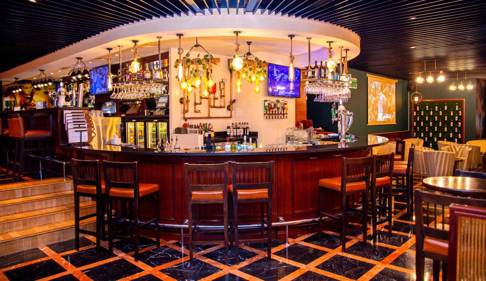 Park Regis Kris Kin Hotel Dubái Exterior foto The bar at the restaurant