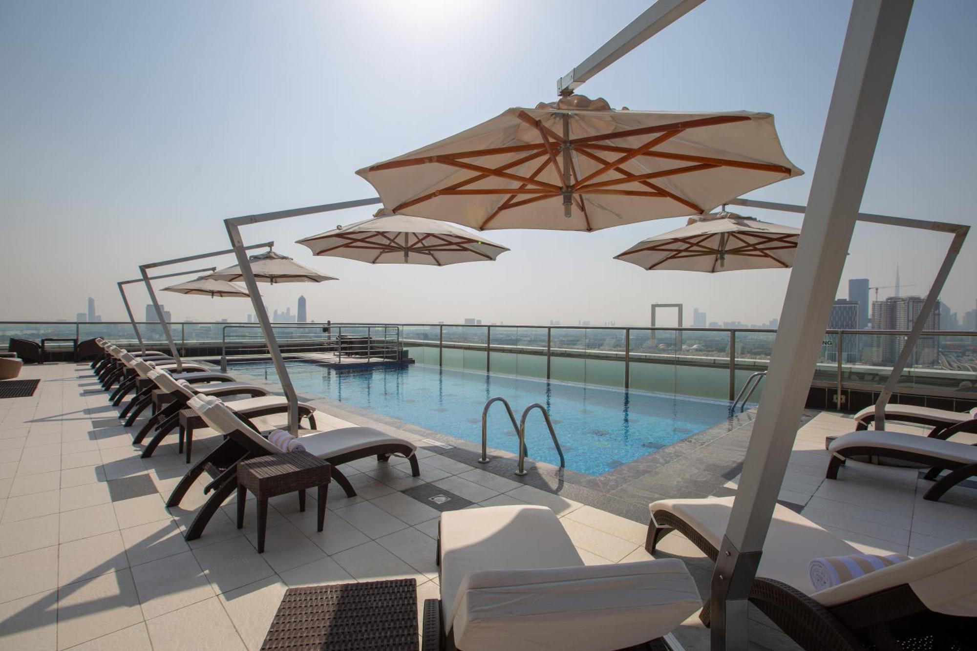 Park Regis Kris Kin Hotel Dubái Exterior foto Rooftop pool