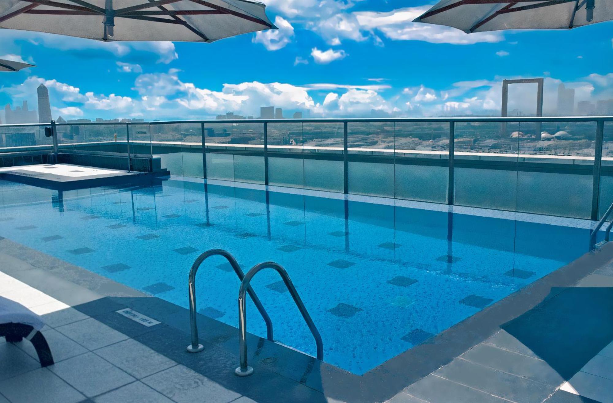 Park Regis Kris Kin Hotel Dubái Exterior foto The rooftop pool